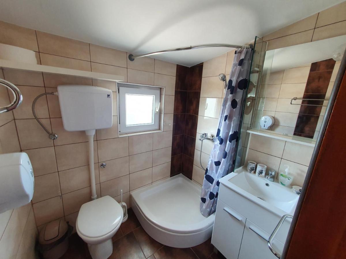 Apartmani Deak Vir Exteriör bild